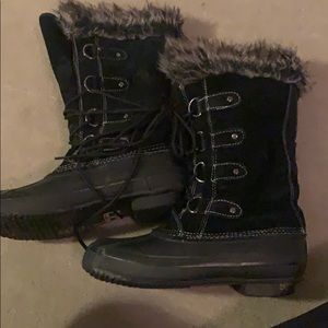 Black snow boots with fur rim
